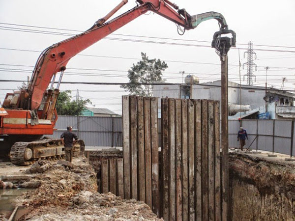 Ép cừ thép U200, C200